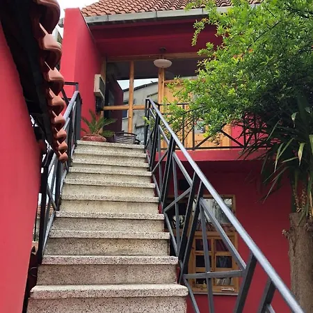Red Goat Hostel Τίρανα