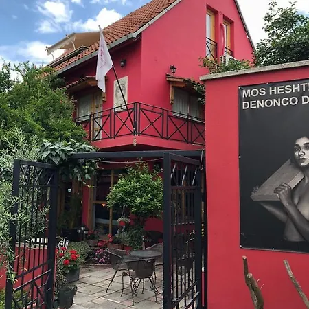 Red Goat بيت شباب *