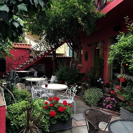 Red Goat تيرانا