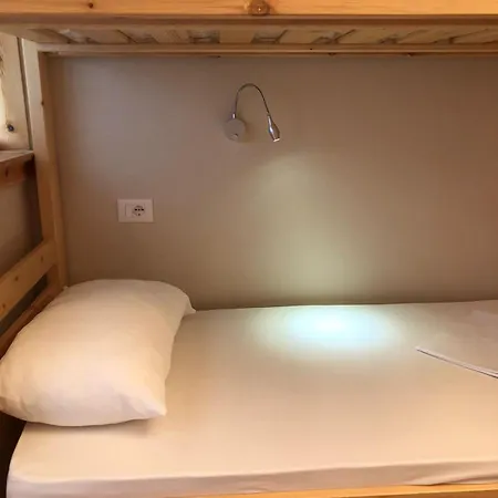 بيت شباب Red Goat