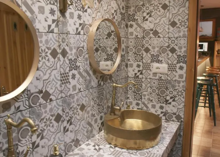 Red Goat * 地拉那